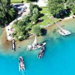 Segelboot brennt mitten am See
