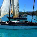 Segelboot brennt mitten am See