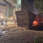Mit Stroh beladener LKW stand in Flammen