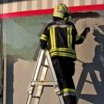 Auto durchbricht Auslagenscheibe