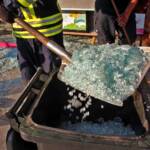 Auto durchbricht Auslagenscheibe