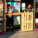 Auto durchbricht Auslagenscheibe