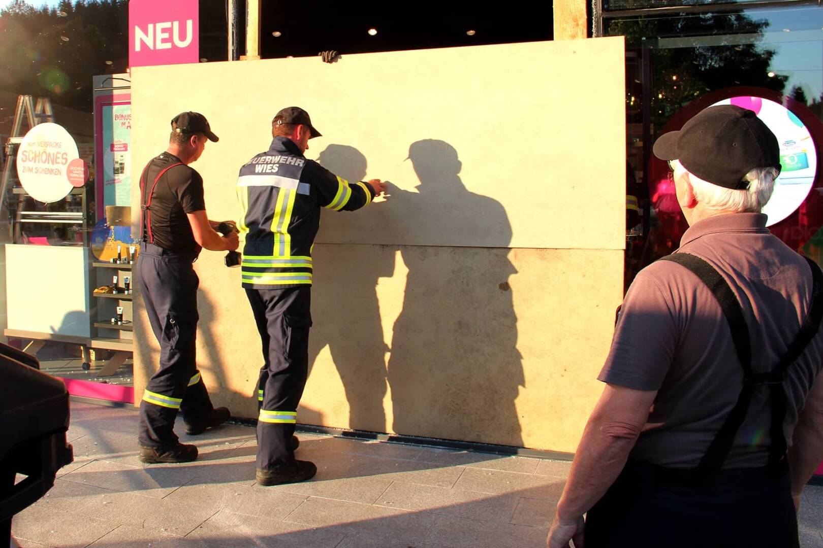 BFV Deutschlandsberg: Auto durchbricht Auslagenscheibe