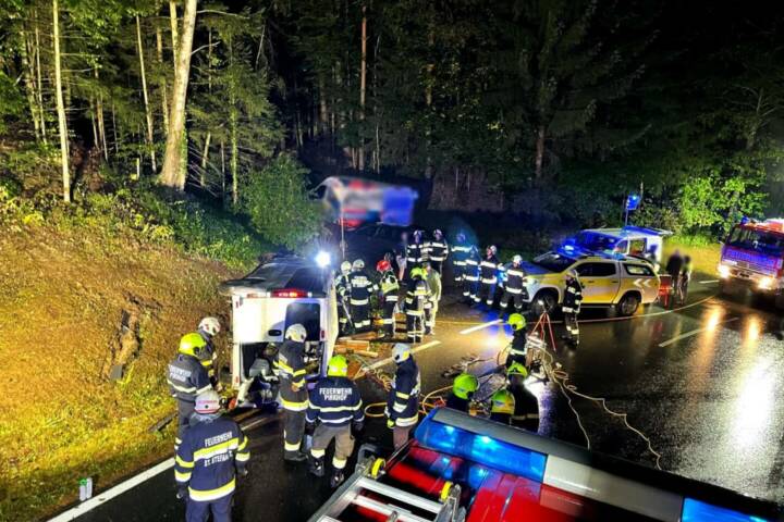 BFV Deutschlandsberg: Schwerer Verkehrsunfall mit Kleinbus