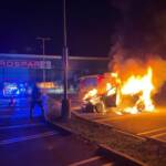 Auto steht in Vollbrand