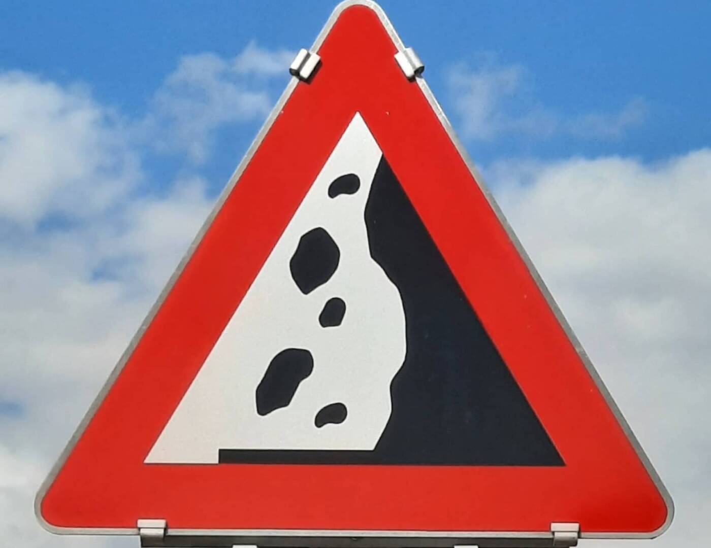 HFW Bad Ischl: Felsen auf Fahrbahn der B145