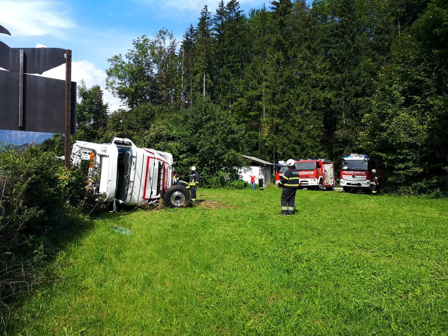 HFW Bad Ischl: Schwerer Verkehrsunfall mit Lastkraftwagen