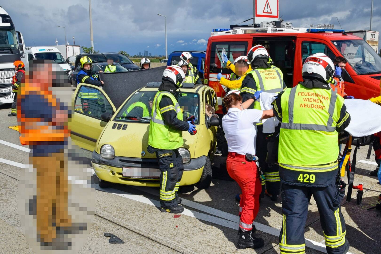 Eingeschlossene Person nach Verkehrsunfall auf der Südautobahn