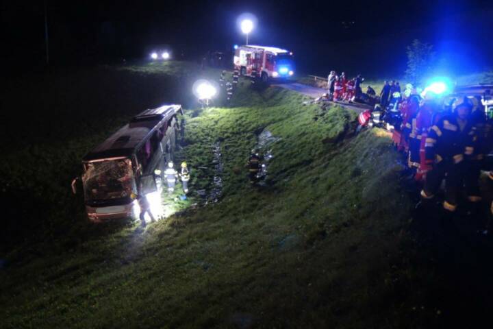 BFV Liezen: Großeinsatz nach Busunfall mit 24 Verletzten in Kainisch