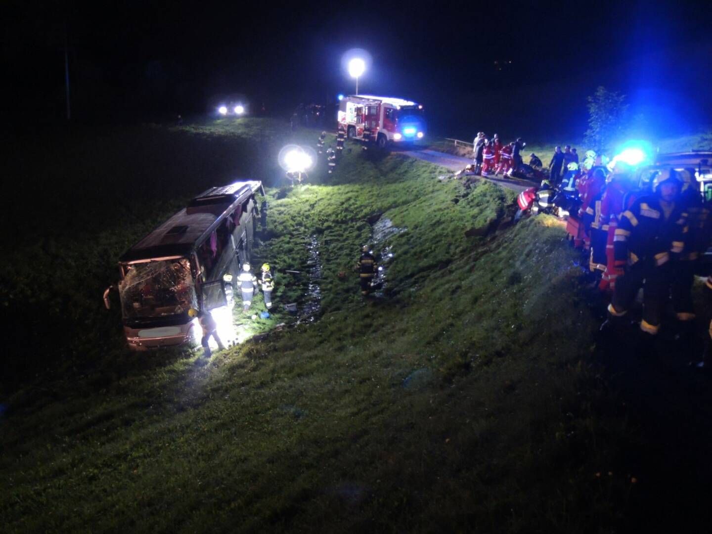 BFV Liezen: Großeinsatz nach Busunfall mit 24 Verletzten in Kainisch