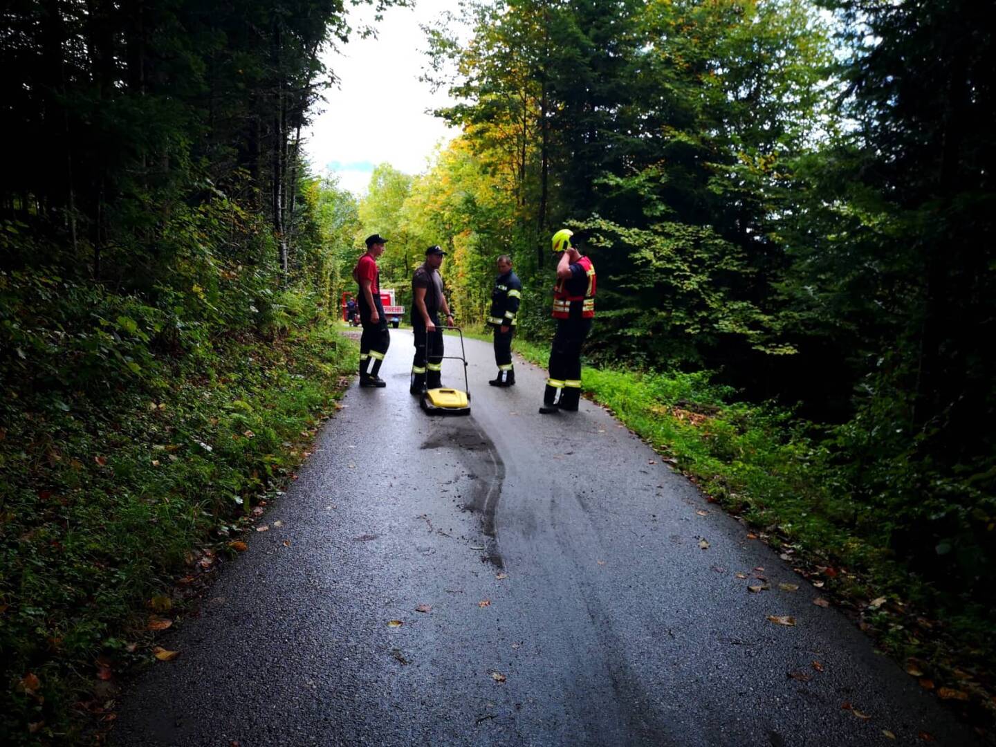 HFW Bad Ischl: Ölspur macht Einsatz von zwei Feuerwehren notwendig