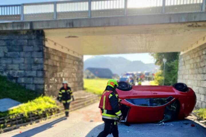 HFW Villach: Fahrzeugabsturz in Villach 1 Person verletzt