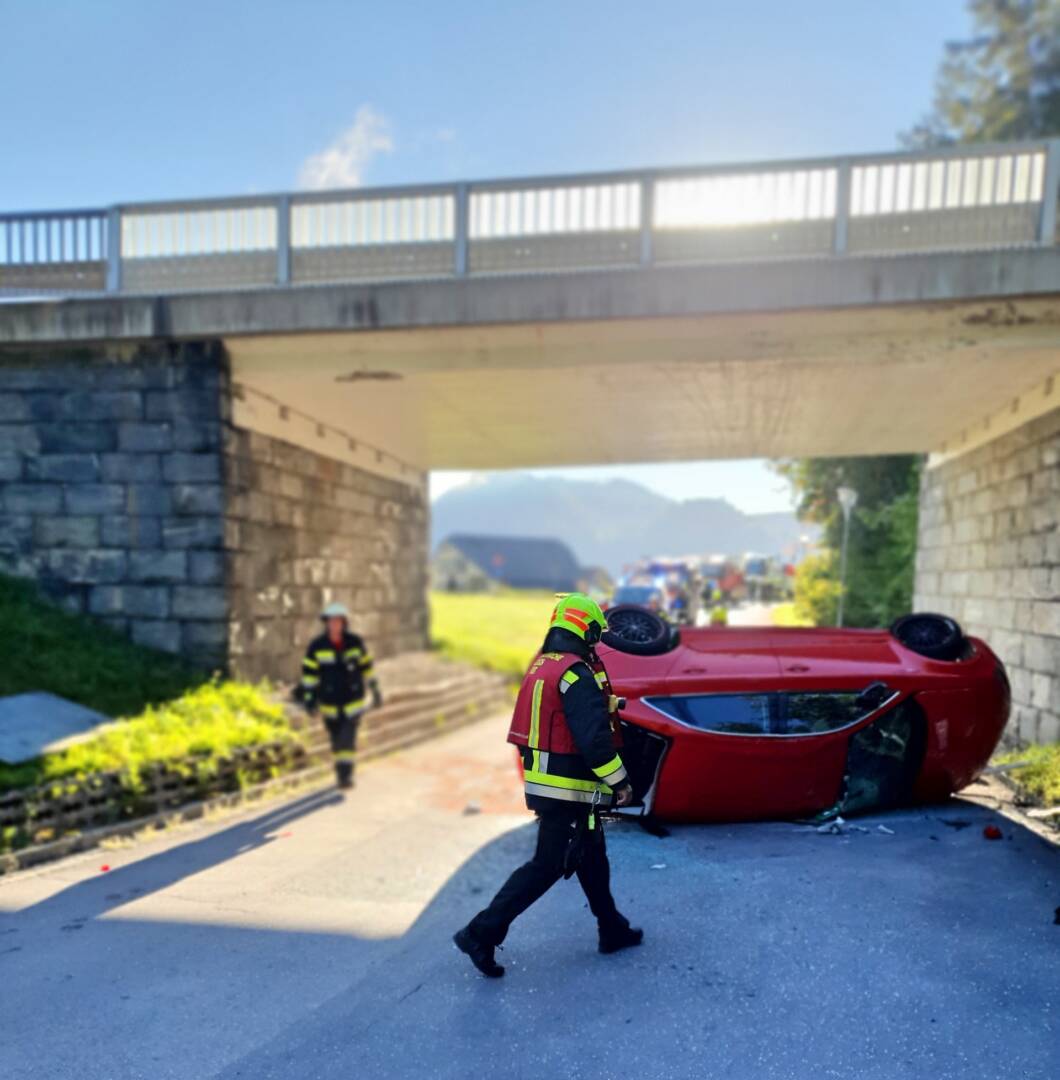 HFW Villach: Fahrzeugabsturz in Villach 1 Person verletzt