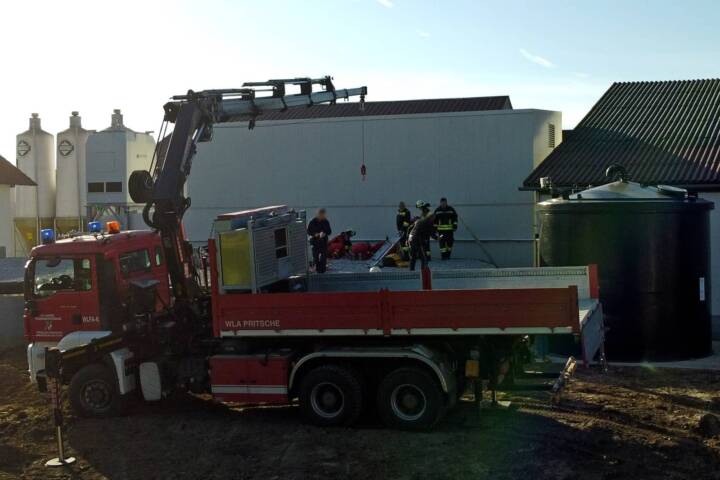 Feuerwehr rettet Arbeiter aus vier Meter tiefen Silo