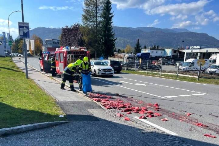 HFW Villach: Kurioser Einsatz – LKW verliert Ladegut
