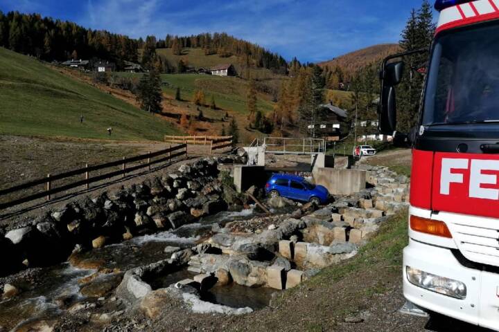 AFK Millstatt-Radenthein: Herrenloses Fahrzeug in Bach gestürzt