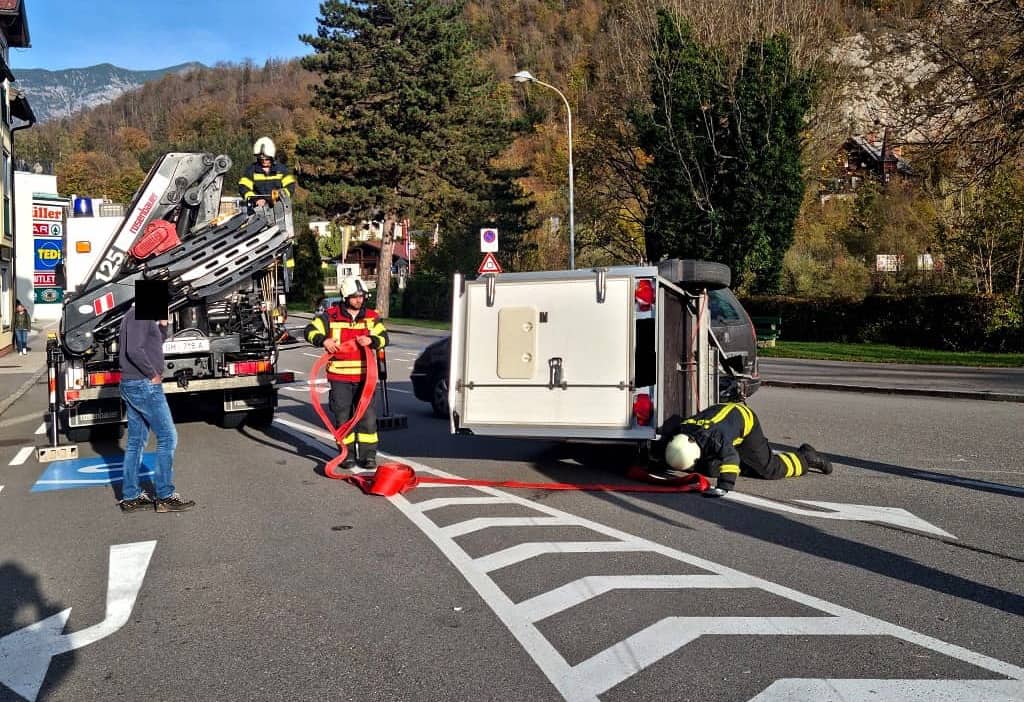 HFW Bad Ischl: PKW Anhänger umgestürzt