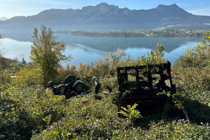 AFKDO Mondsee: Traktorabsturz – Fahrer eingeklemmt