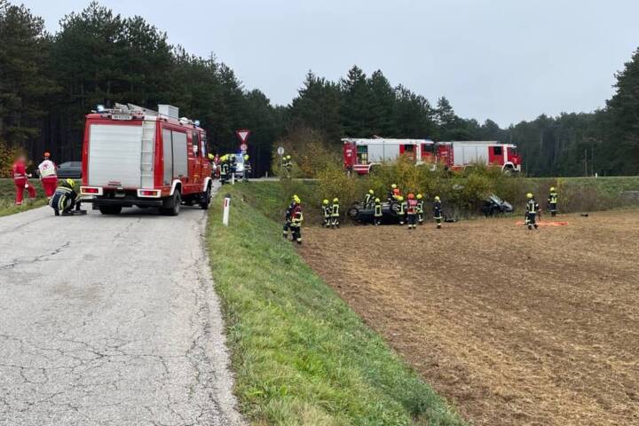 Bezirk Neunkirchen: Schwerer Verkehrsunfall mit Verletzten