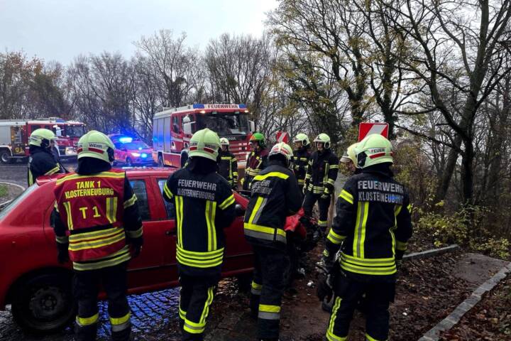 FF Klosterneuburg: Fahrzeugbergung nach Verkehrsunfall