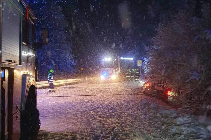 HFW Villach: PKW Bergung im dichten Schneefall