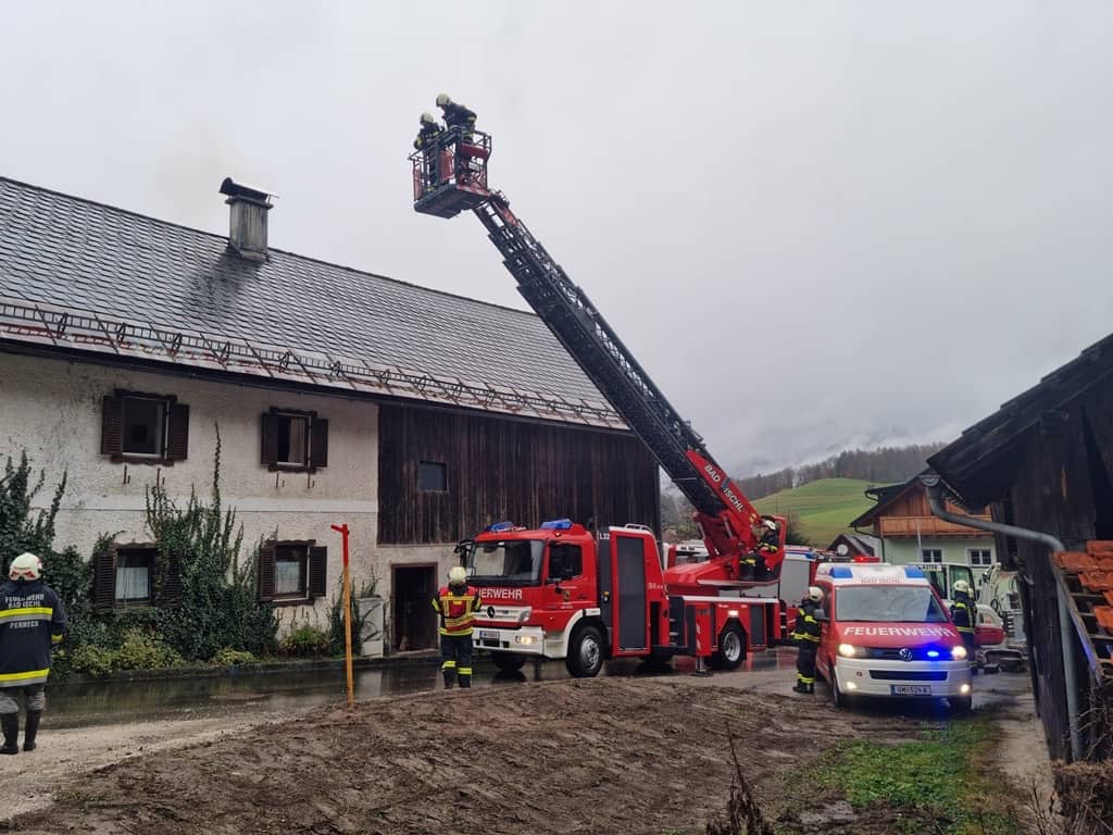 HFW Bad Ischl: Gefährlicher Kaminbrand in Perneck