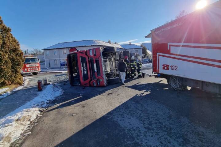 BFV Deutschlandsberg: LKW kippt in Kreisverkehr um