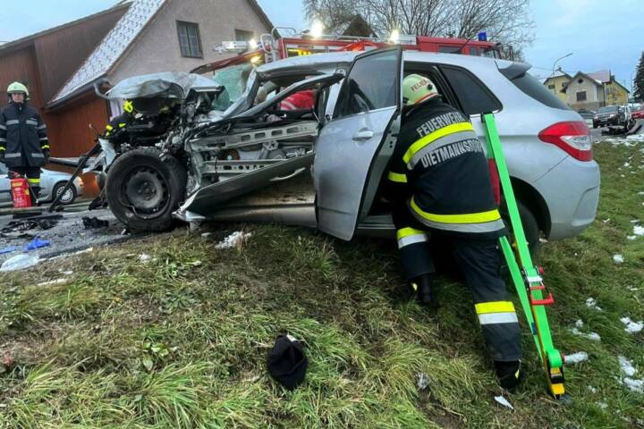 BFV Deutschlandsberg: Verkehrsunfall mit eingeklemmter Person