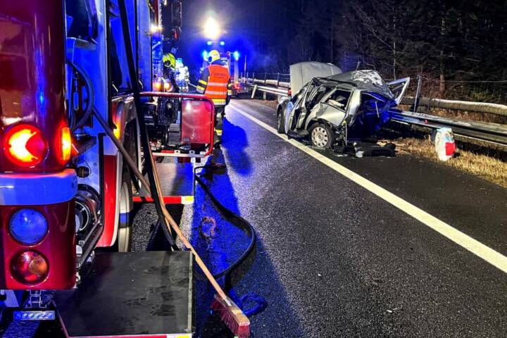BFV Leoben: Schwerer Auffahrunfall auf der A9 bei Mautern