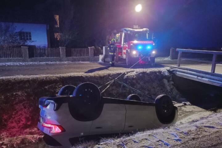 FF Krumbach: Fahrzeugbergung – PKW am Dach im Bachbett