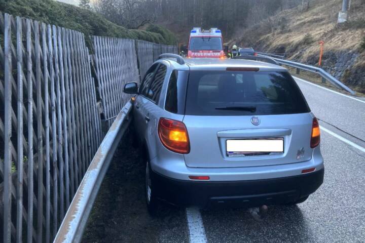 HFW Bad Ischl: Verkehrsunfall B153 Weißenbachtalstraße