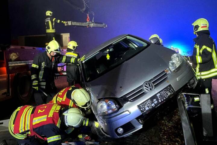 FF Klosterneuburg: Fahrzeugbergung auf der Höhenstrasse
