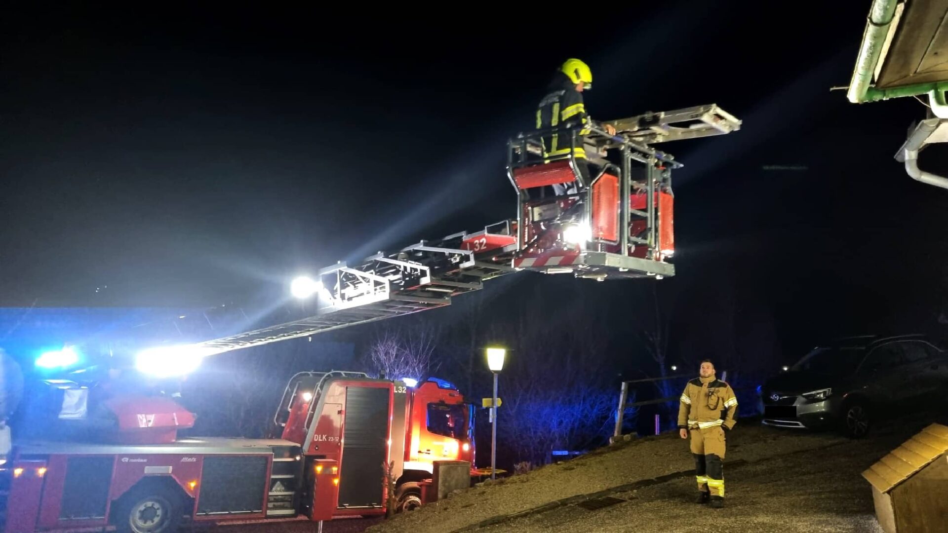 HFW Bad Ischl: Personenrettung mit Drehleiter und Brandmeldealarm