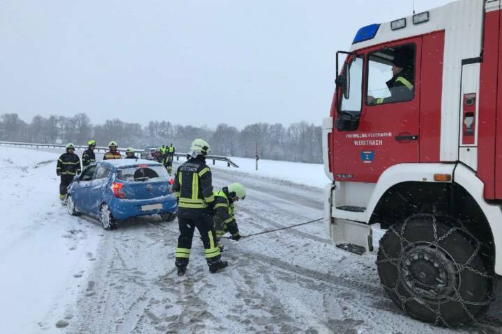 FF Weistrach: Zwei Fahrzeugbergungen bei winterlichen Fahrbahnverhältnissen
