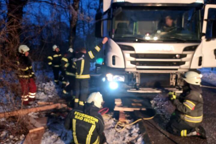 HFW Bad Ischl: Langwierige LKW-Bergung