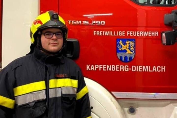 FF Kapfenberg-Diemlach: Rotkreuzhelfer und Feuerwehrmann löschte Fahrzeugbrand
