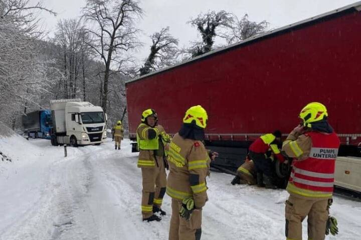 AFKDO Mondsee: Starkschneefall legt Seeleiten Straße lahm