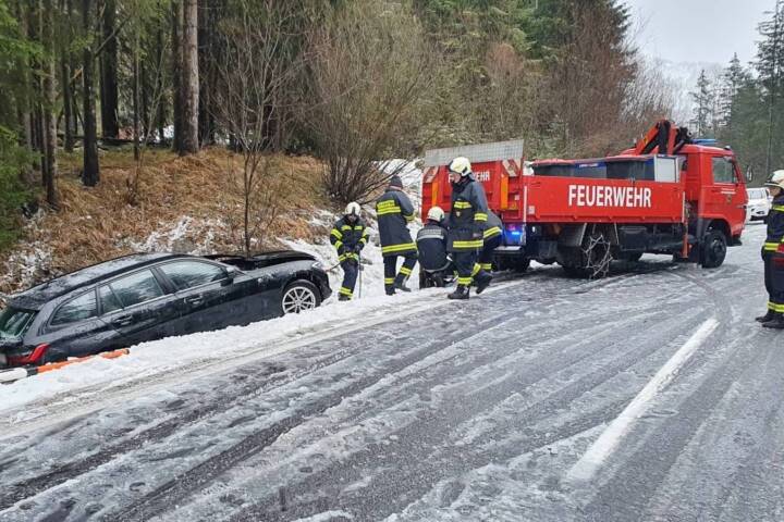 HFW Bad Ischl: Verkehrsunfall auf der Weißenbachtalstraße