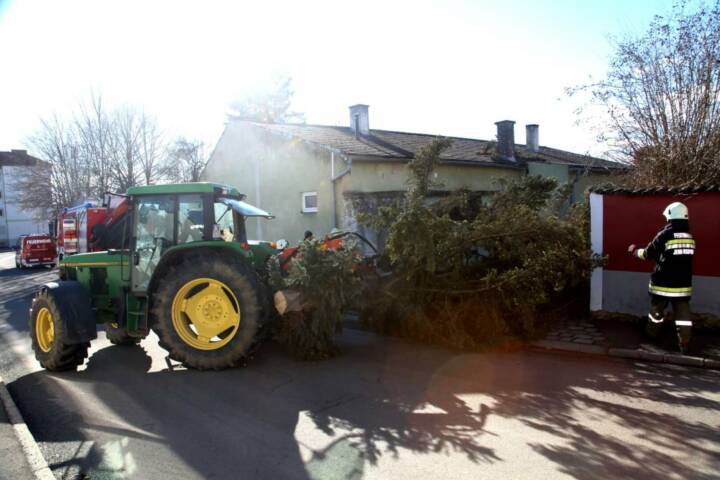 BFKDO Jennersdorf: Sturmschaden Hauptstraße in Jennersdorf