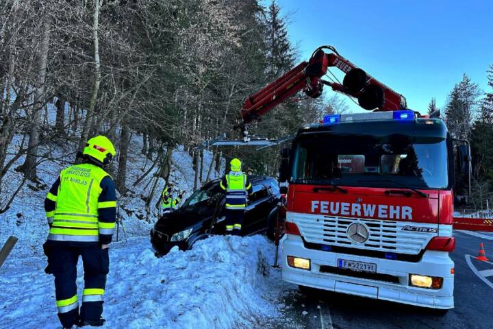 HFW Villach: PKW Unfall auf der L58 in Villach St. Niklas
