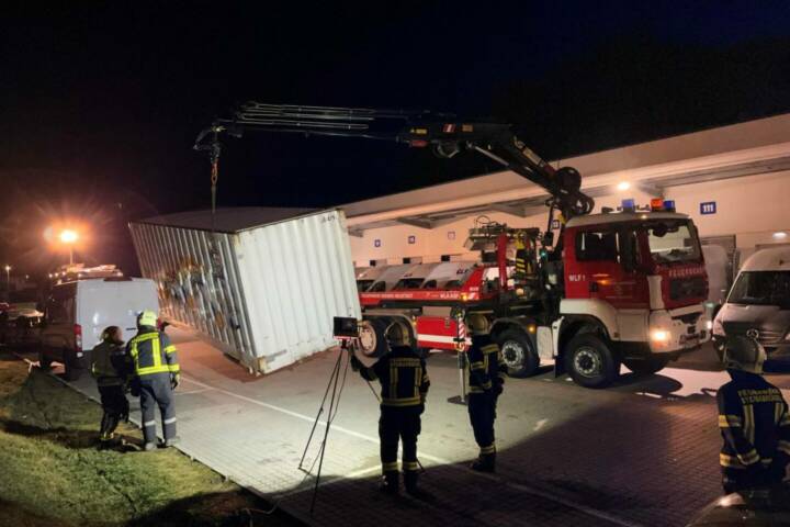 FF Steinabrückl: Bergung eines umgekippten Fracht-Containers