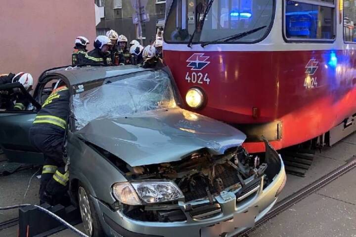 BF Wien: Verkehrsunfall mit Straßenbahn in Wien – Favoriten