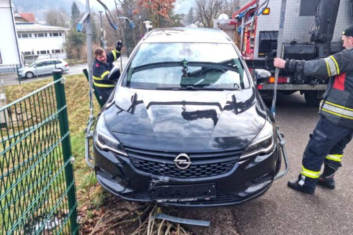 HFW Bad Ischl: Ausweichmanöver endet auf Baum
