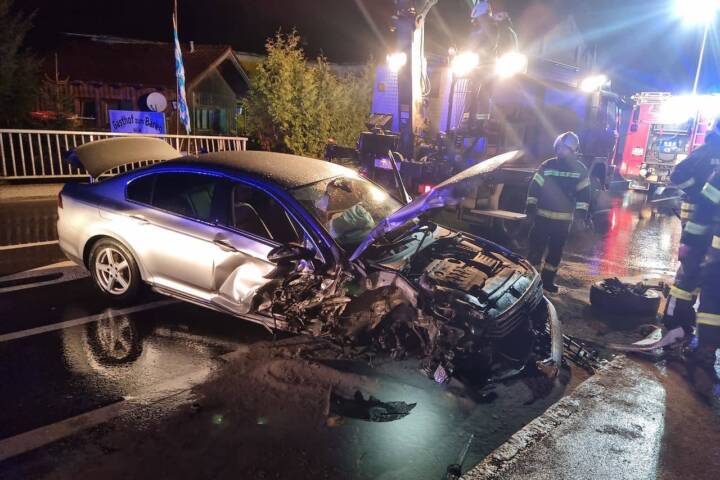HFW Bad Ischl: Wasserschaden, Verkehrsunfall und Personenrettung