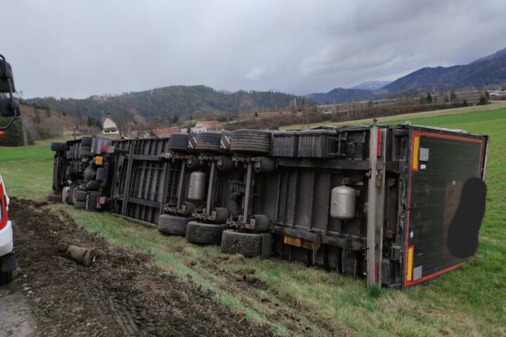 BFV Leoben: Lkw-Unfall auf der B115 bei St. Michael