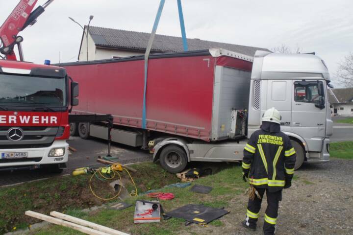 BFKDO Jennersdorf: Auf Evakuierungsübung folgt LKW-Bergung
