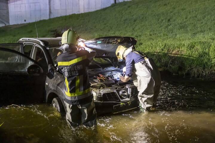 FF Krems: Verkehrsunfall – Pkw landet im Kremsfluss