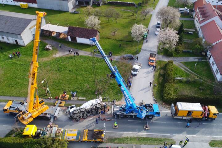 BFKDO Jennersdorf: Betonmischer blockiert B319
