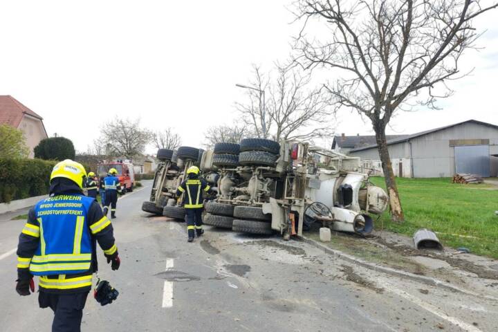 BFKDO Jennersdorf: Betonmisch-LKW in Dobersdorf umgestürzt