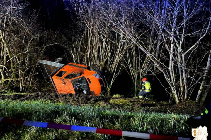Verkehrsunfall mit eingeklemmter Person